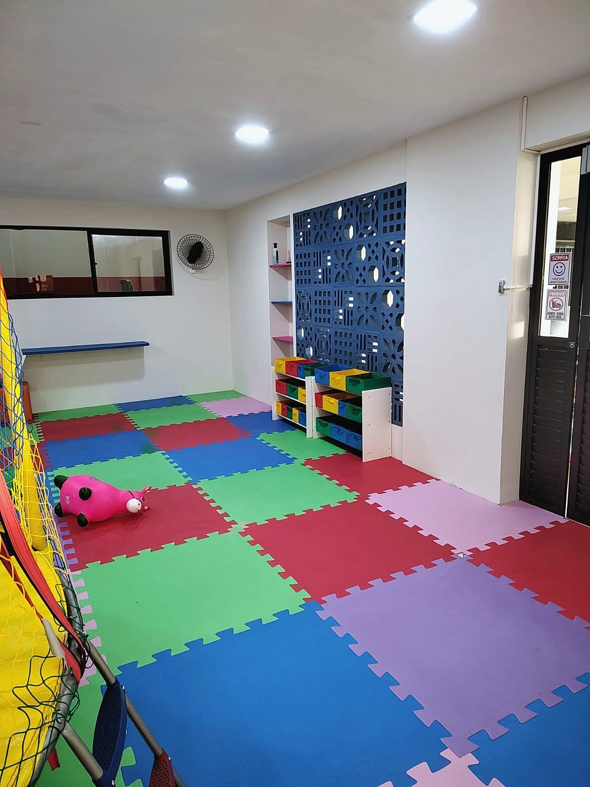 Brinquedoteca climatizada, com piso emborrachado