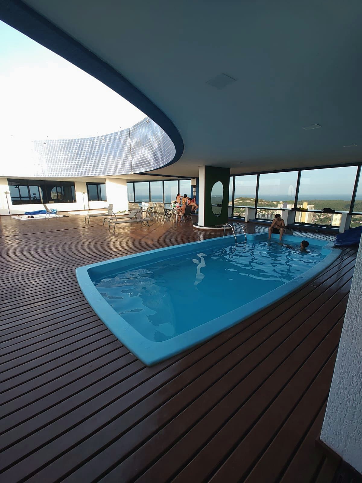 Piscina coberta com vista para o mar de Ponta Negra